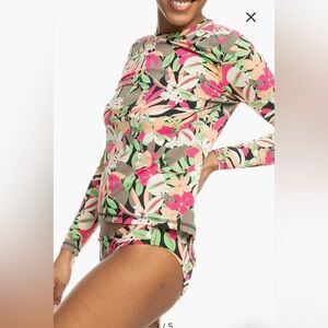 Roxy Sea Skipping Long Sleeve Rashguard Floral Swim top Sz S NWT vacation